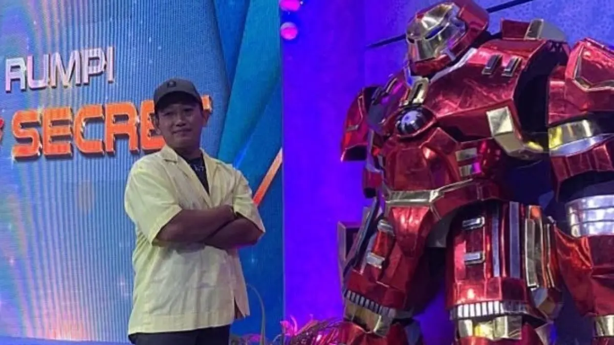 Kostum robot Tulungagung buatan Eko Purnomo dari EVA foam menembus Belgia dan AS setelah dikembangkan secara otodidak.