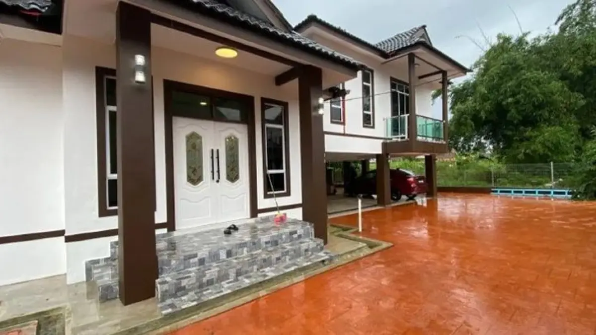 Pintu utama sejajar dengan pintu dapur disebut sebaiknya diberi sekat menurut feng shui. Simak solusi agar pintu tetap bisa digunakan (Pinterest).