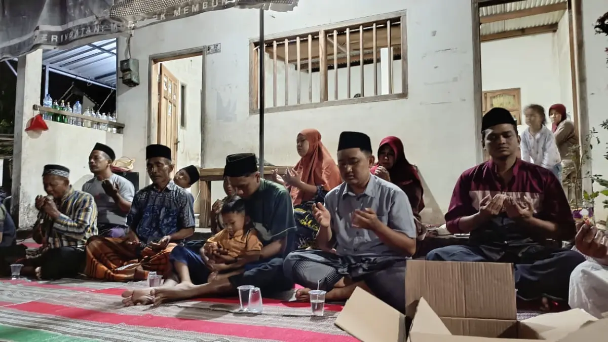 Warga dan Keluarga Gelar Doa Bersama untuk Danil Iswahyudi dan Sukardi, Dua Warga Majan yang Hilang dalam Kecelakaan KM Virgo Transport 8.(RAHIIQ AL BACHRI/RADAR TULUNGAGUNG)