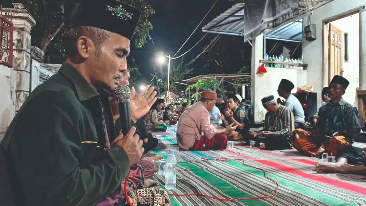 Warga Desa Majan dan keluarga dua penumpang KM Virgo Transport 8 yang 
belum ditemukan menggelar doa bersama pada Kamis (17/9) malam.(RAHIIQ AL BACHRI/RADAR TULUNGAGUNG)