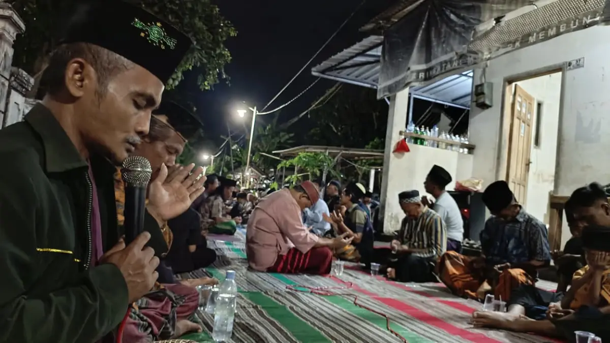 Keluarga Danil Iswahyudi dan Sukardi masih menanti perkembangan pencarian dua warga Majan yang hilang dalam kecelakaan KM Virgo Transport 8. (RAHIIQ AL BACHRI/RADAR TULUNGAGUNG)