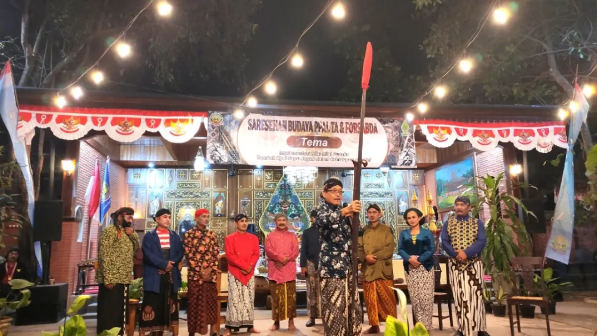 Salah satu adegan fragmen ketoprak yang ditampilkan PPAL Tulungagung bersama Laksda TNI (purn) Harry Yuwono mampu membius mata penonton, (18/9). (SANDY SRI YUWANA/RADAR TULUNGAGUNG)