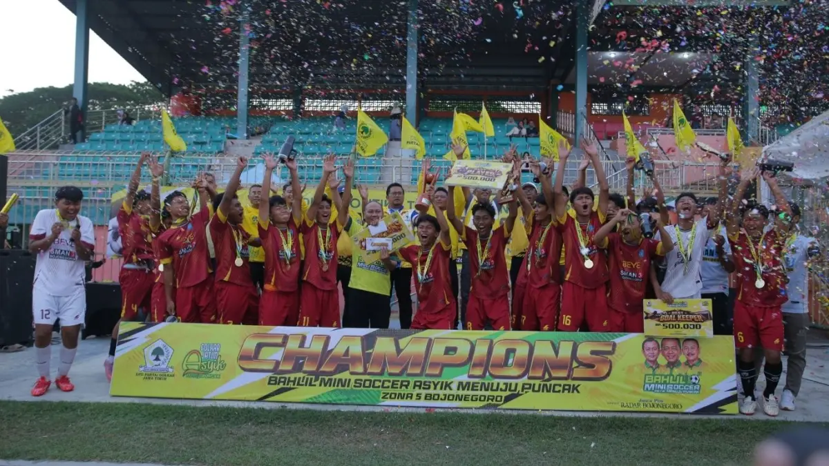 Pemain-pemain SMAN 3 Bojonegoro merayakan keberhasilan meriah juara pertama Turnamen Bahlil Mini Soccer Zona Bojonegoro di Stadion Letjend Soedirman (SLS), 15 September lalu. Mereka menumbangkan MAN 1 Bojonegoro di laga pemungkas dengan skor 4-0.(ANDIKA FERIAWAN/RADAR BOJONEGORO)