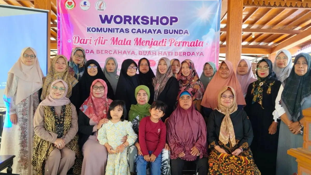 Foto bersama peserta Workshop Komunitas Cahaya Bunda bertema “Dari Air Mata Menjadi Permata – Bunda Bercahaya, Buah Hati Berdaya” di Tulungagung, Minggu (20/9/2026).(DHIYAH AYU/RATU)