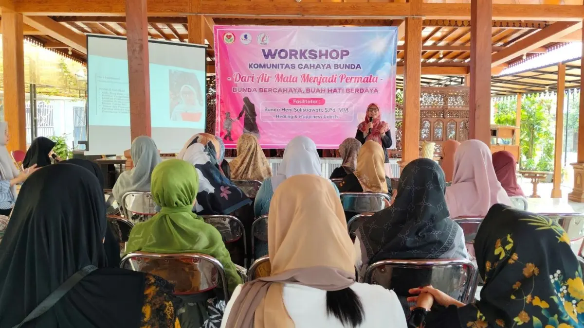 Workshop Komunitas Cahaya Bunda bertema “Dari Air Mata Menjadi Permata – Bunda Bercahaya, Buah Hati Berdaya” di Tulungagung, Minggu (20/9/2026).(DHIYAH AYU/RATU)