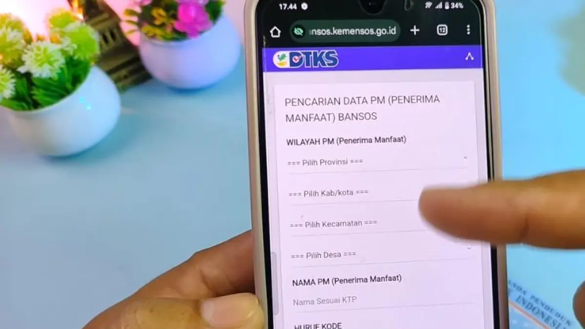 Cara cek bansos lewat HP kini bisa dilakukan secara online. Simak langkah mengecek status penerima bansos melalui laman resmi Cek Bansos Kemensos.