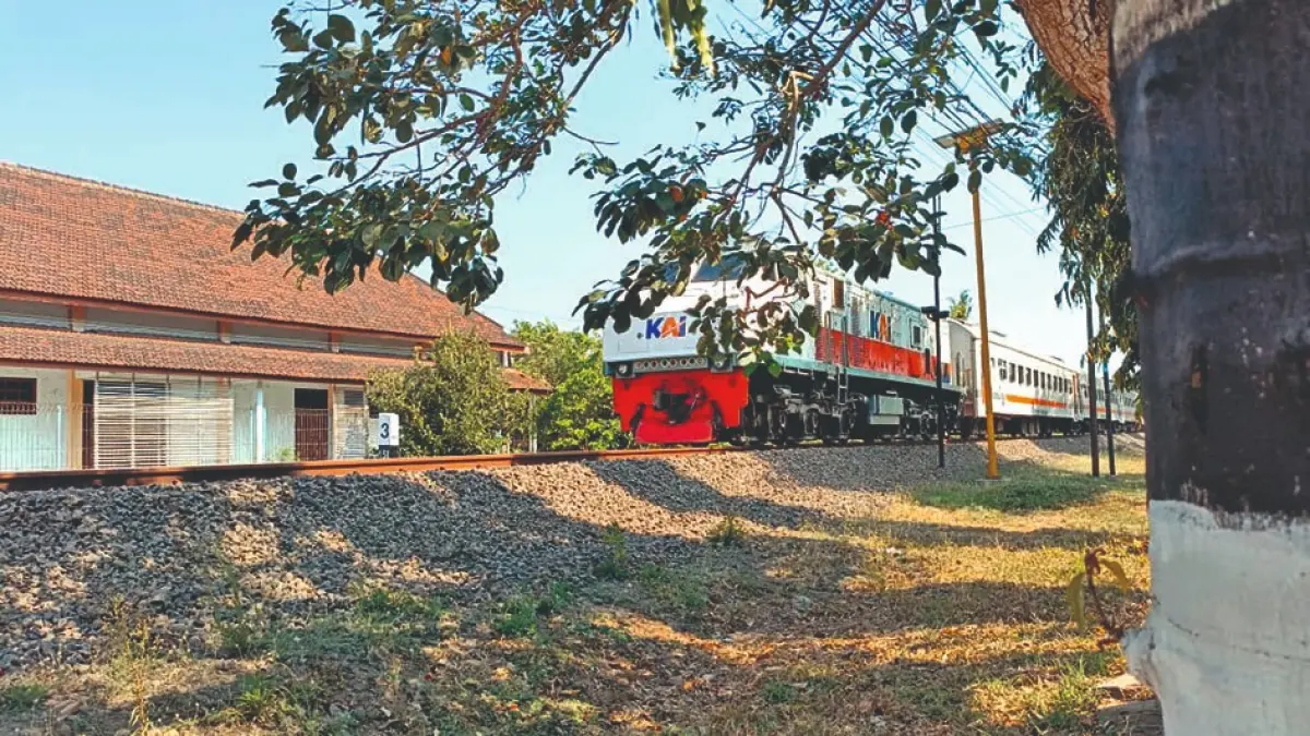 Dua perjalanan kereta sempat terganggu akibat ada batu yang diletakkan di atas rel antara Sumbergempol-Ngunut.(RAHIIQ AL BACHRI/RATU)
