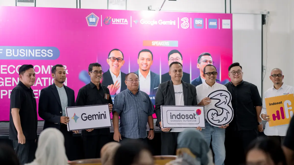 Foto bersama narasumber dan peserta Seminar Nasional Universitas Tulungagung.