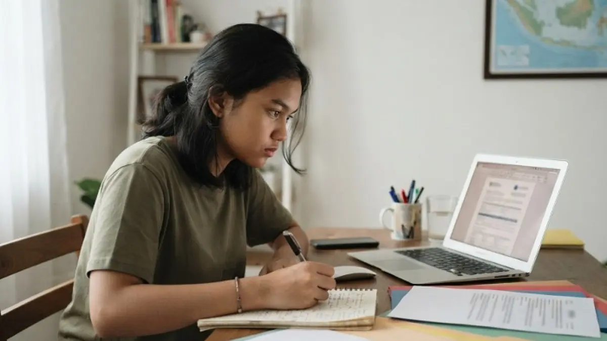 Beasiswa LPDP tak cuma soal IPK dan prestasi. Kenali 5 karakter yang dinilai penting dan cara membangun cerita diri saat seleksi. (Ilustrasi Gemini AI)
