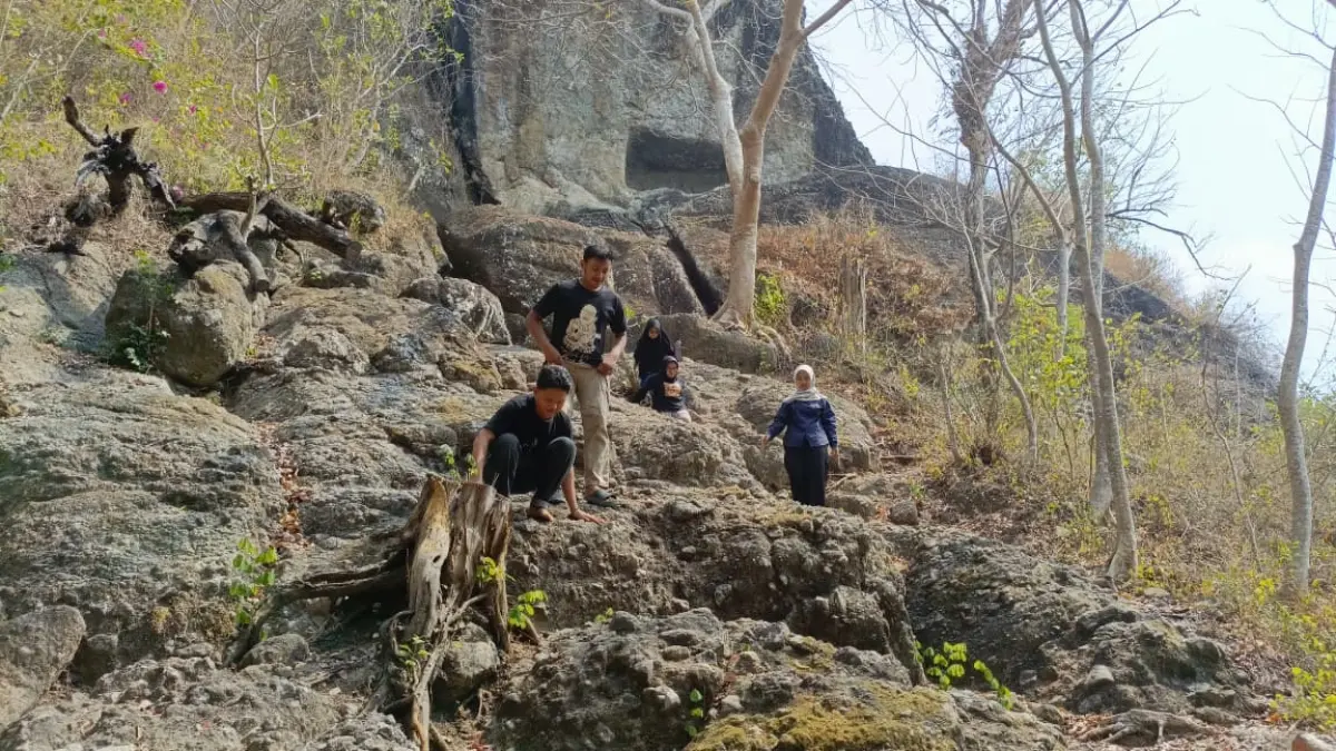 Suasana sekitar
Gua Pasir di
Desa Junjung,
Kecamatan
Sumbergempol.
Kawasan ini
menyimpan
relief yang
menceritakan
Arjunawiwaha.