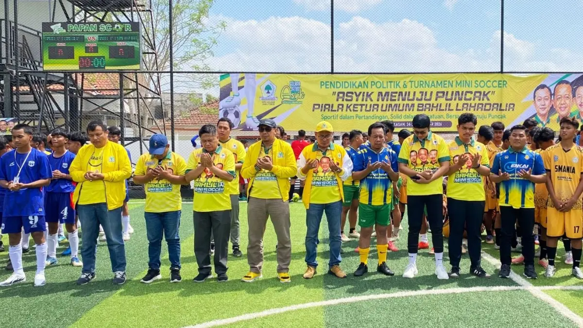 Ketua Panitia Bahlil Mini Soccer Arif Fathoni (topi kuning), Direktur JPRM Abdul Aziz (empat dari kiri) beserta bersama pengurus DPD Partai Golkar Jatim dan pengurus DPD Partai Golkar se-Madura memanjatkan doa bersama para peserta.(FAHMI JALIL/RADAR MADURA)
