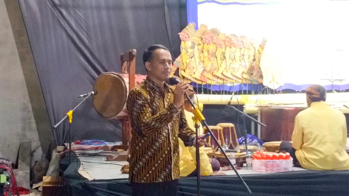 Ketua DPD Partai Golkar Kabupaten Tulungagung Jairi Irawan saat memberi sambutan pada pergelaran wayang Jemblung, Sabtu (19/9).