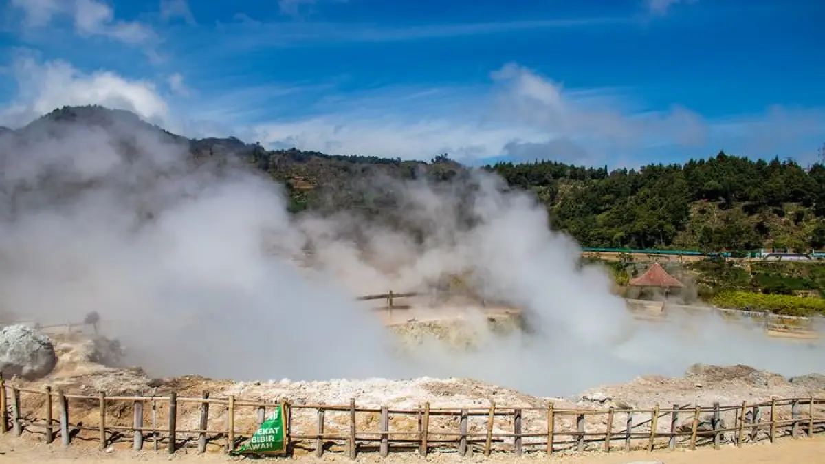 Kawah Sikidang Dieng menawarkan panorama kawah aktif dengan kepulan asap dan aroma belerang yang sangat menyengat.(GOOGLE.COM)