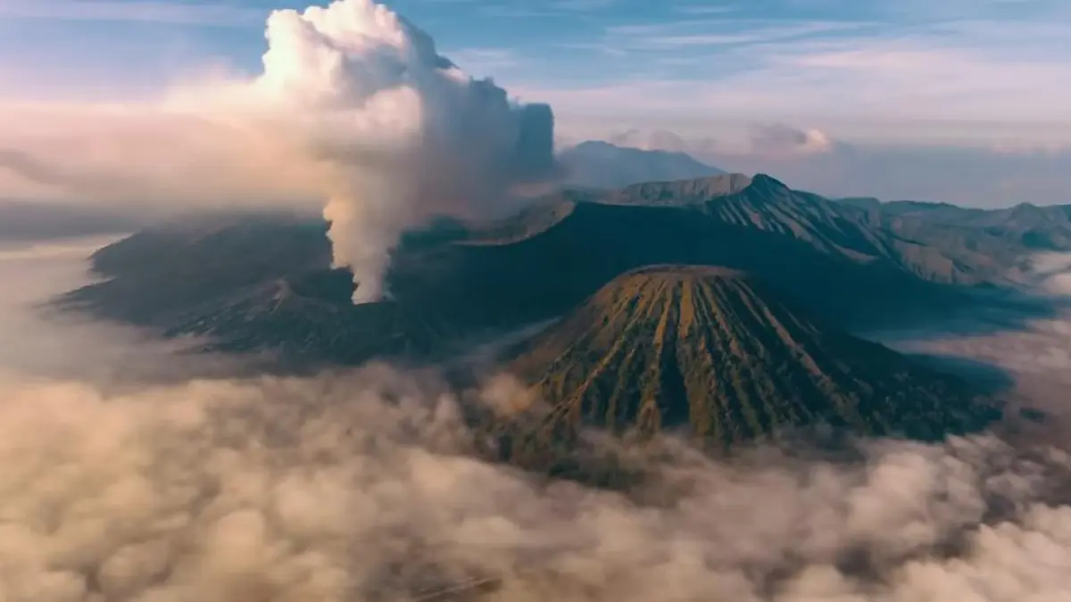 Mount Bromo menawarkan sunrise spektakuler, lautan awan, kawah aktif, dan pengalaman petualangan yang tak terlupakan.