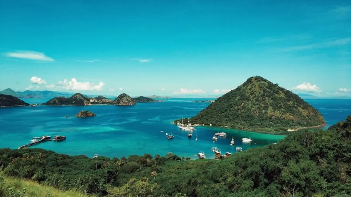 Road Trip Labuan Bajo menghadirkan perjalanan feri, Golo Mori, kapal pinisi, Pulau Komodo hingga Pink Beach.(PINTEREST)