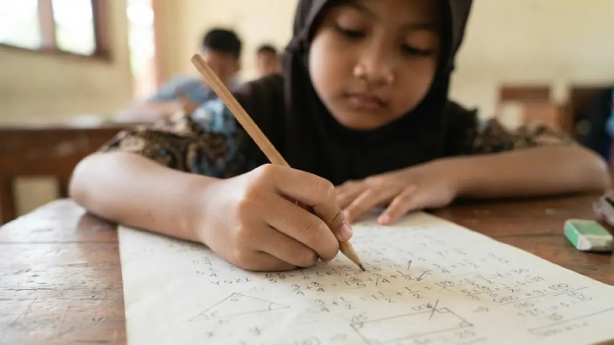 Soal TKA SD/MI 2026 ini menguji pecahan, KPK, pola hingga geometri. Nomor 9 punya hitungan yang wajib dipahami. (Ilustrasi Gemini AI)
