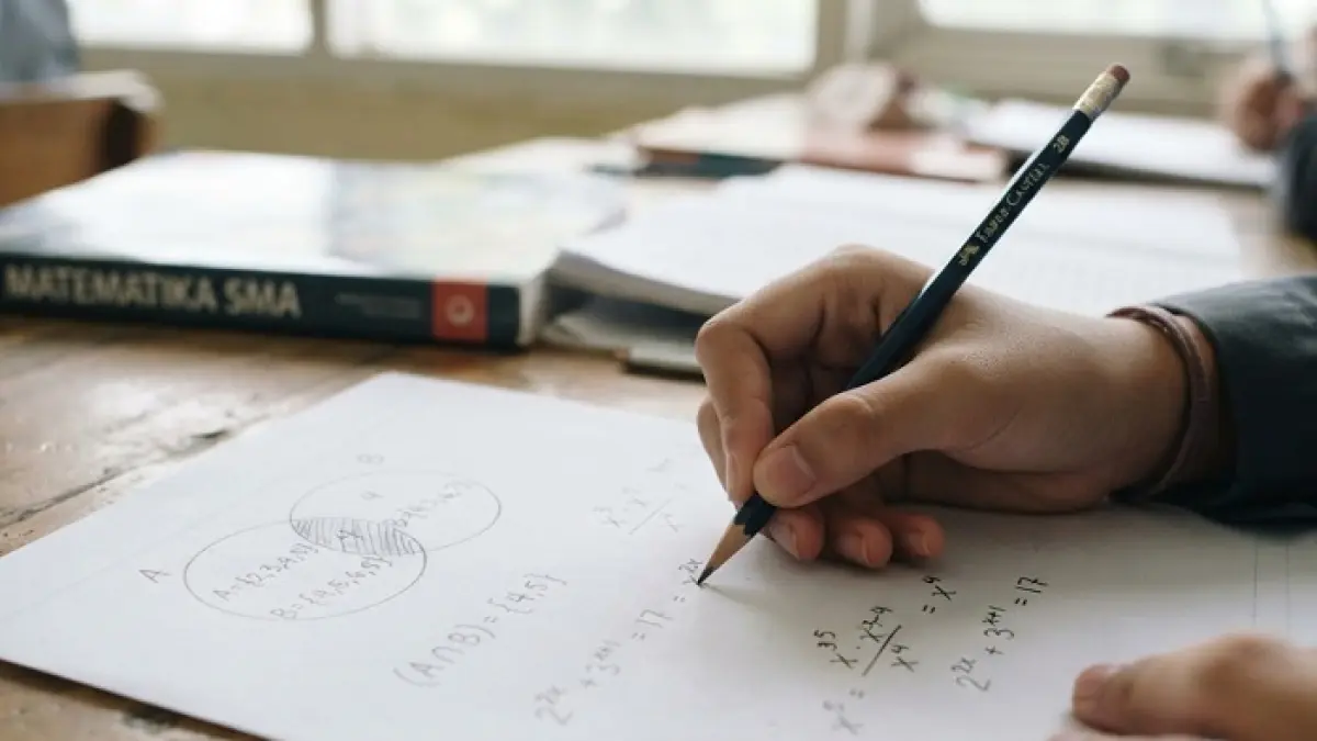 TKA Matematika SMA 2026 makin dekat. Simak 2 model soal himpunan dan eksponen yang wajib dikuasai. (Ilustrasi Gemini AI)