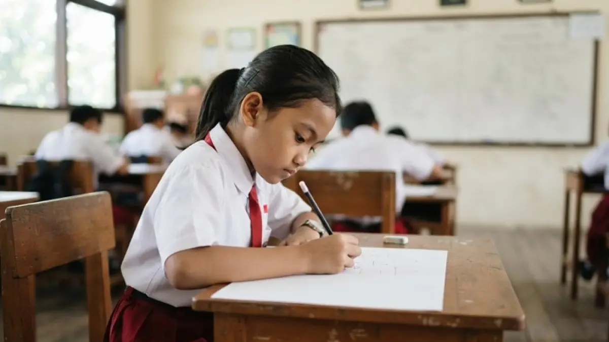TKA SD 2026 punya soal matematika beragam. Simak prediksi dan trik cepat pecahan, geometri hingga volume. (Ilustrasi Gemini AI)