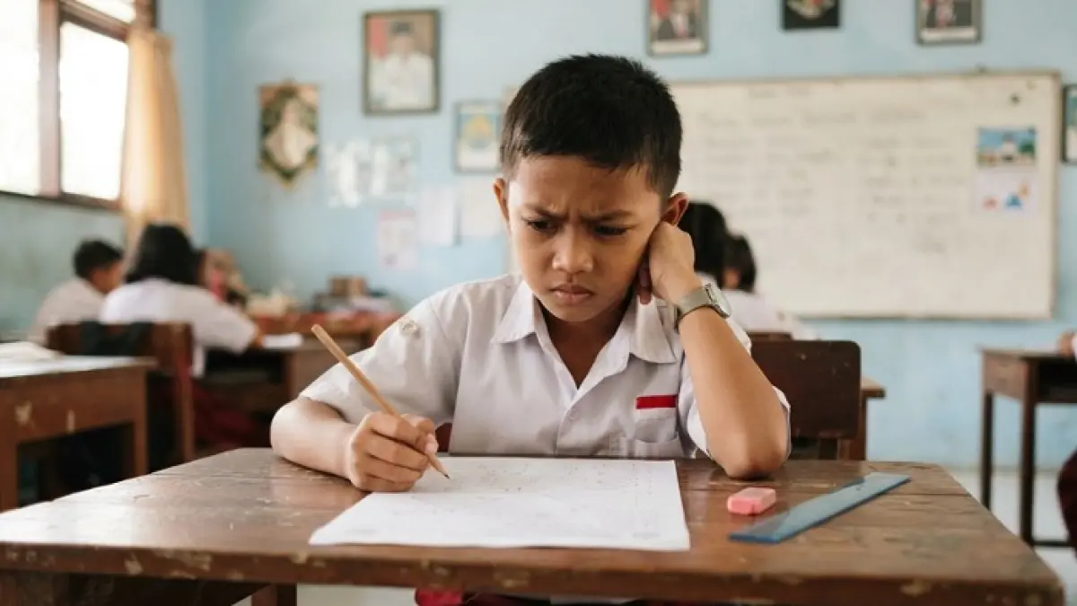 TKA SD/MI 2026 menghadirkan soal Matematika yang menguji pecahan, persen, hingga satuan. (Ilustrasi Gemini AI)