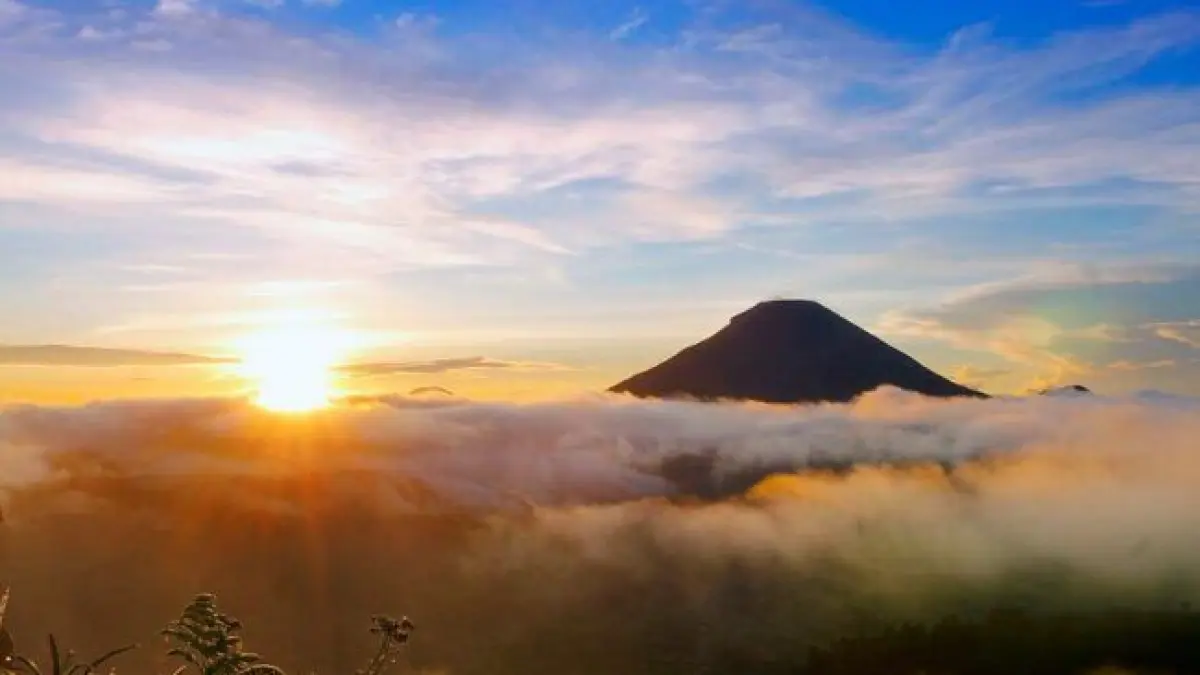 Wisata Dieng 2 hari 1 malam menghadirkan Golden Sunrise Sikunir, Candi Arjuna, Kawah Sikidang, hingga kuliner legendaris.(PINTEREST)