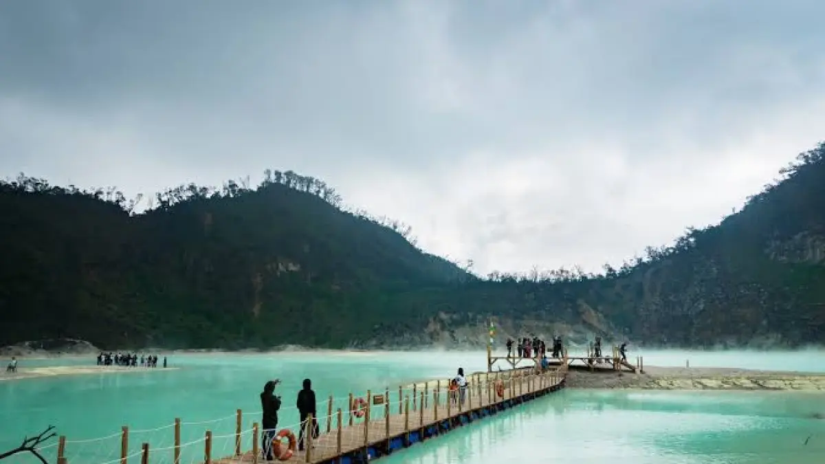 Cari tempat rekreasi keluarga ramah anak? Kunjungi wisata Bandung unggulan: Lembang Park Zoo, Floating Market, Bukit Stroberi, hingga Dusun Bambu!