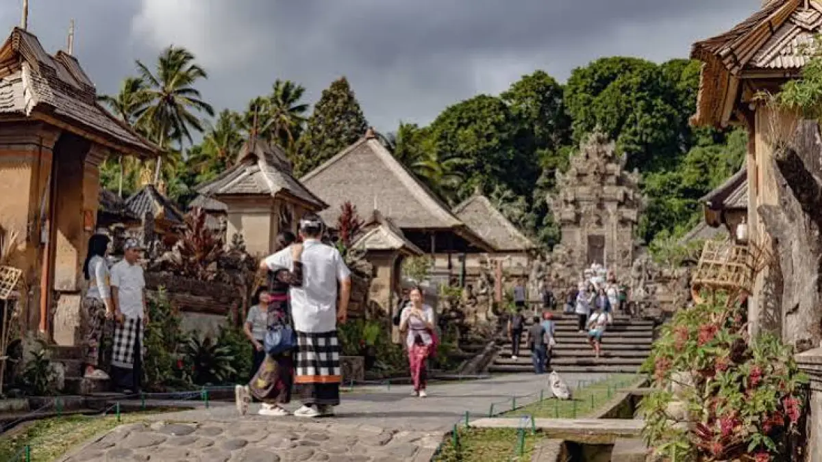 Eksplorasi Desa Wisata Penglipuran Bali! Cek keunikan arsitektur rumah adat, lingkungan bersih tanpa sampah, hingga rasa segar minuman tradisional loloh cemcem.
