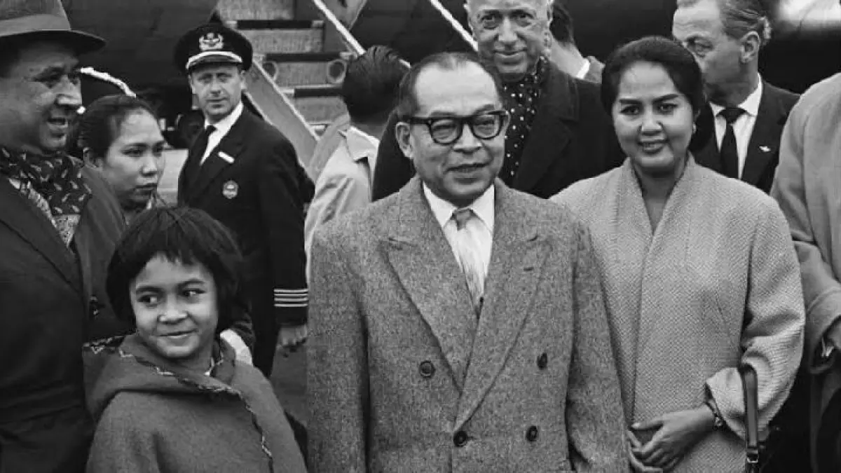 Kisah cinta Bung Hatta dan Rahmi berawal setelah Indonesia merdeka. Keduanya menikah pada 18 November 1945 dengan mahar buku karya Hatta (Pinterest).