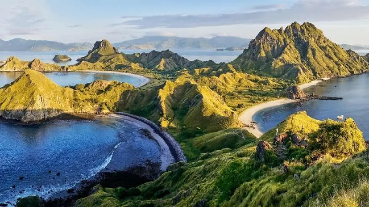 Labuan Bajo menawarkan 6 destinasi dalam sehari, dari Pulau Padar, Pink Beach, Komodo, hingga snorkeling di Kanawa (Pinterest).