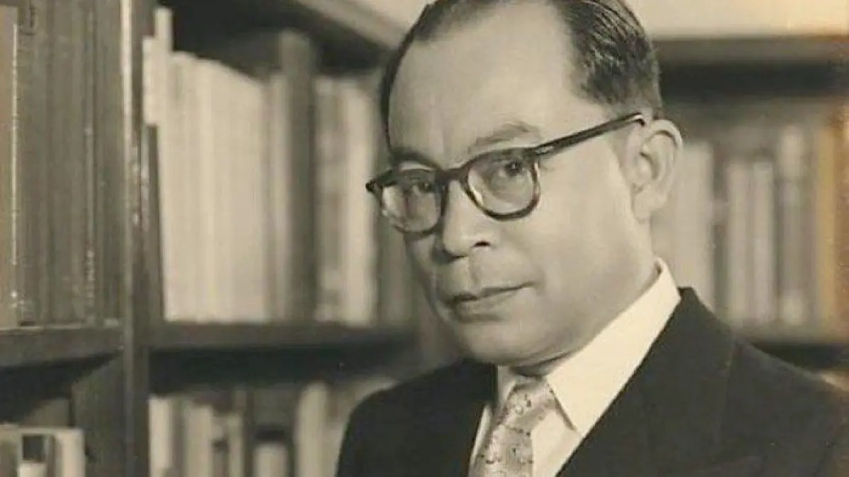 Mohammad Hatta merupakan proklamator dan wakil presiden pertama Indonesia yang dikenal melalui diplomasi serta gagasan ekonomi kerakyatan dan koperasi (Pinterest).