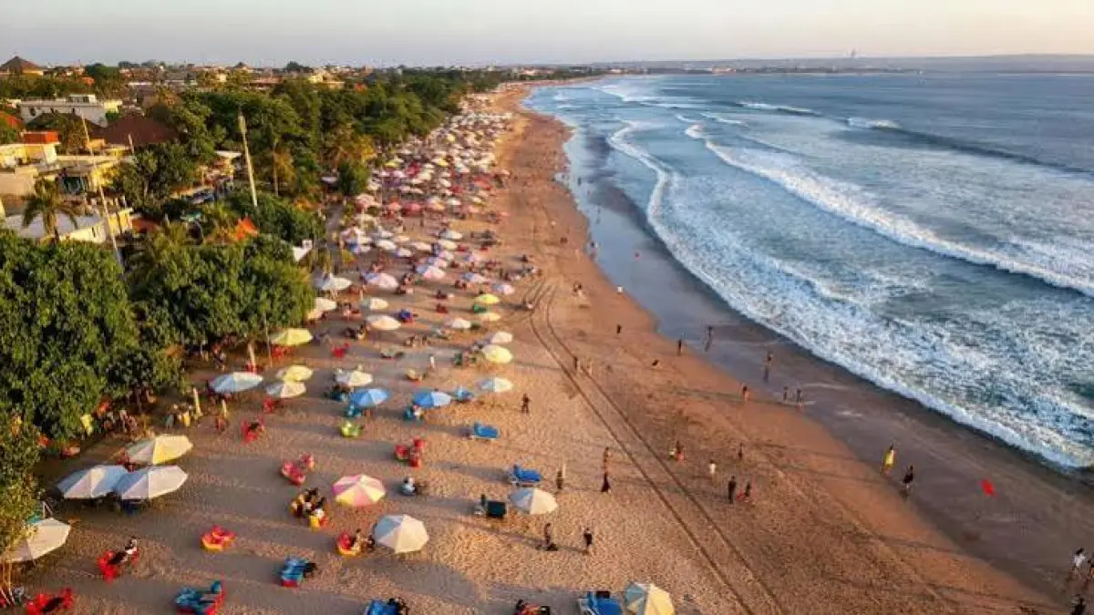 Suka petualangan alam? Coba 3 destinasi ekstrem wisata Bali: jalan terjal Pantai Kelingking Nusa Penida, Air Terjun Sekumpul, hingga surfing di Pantai Kuta!