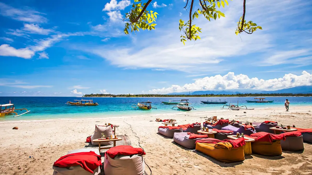 Wisata Lombok menawarkan Rinjani, Gili Trawangan, Mandalika, Pantai Aan, Bukit Merese, hingga desa wisata budaya (Pinterest).