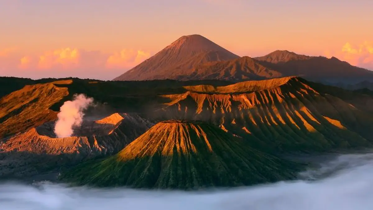 Wisata Malang menawarkan Bromo Hillside, Lembah Indah, Coban Rondo, Kebun Teh Wonosari, San Terra hingga Pantai Balekambang (Pinterest).