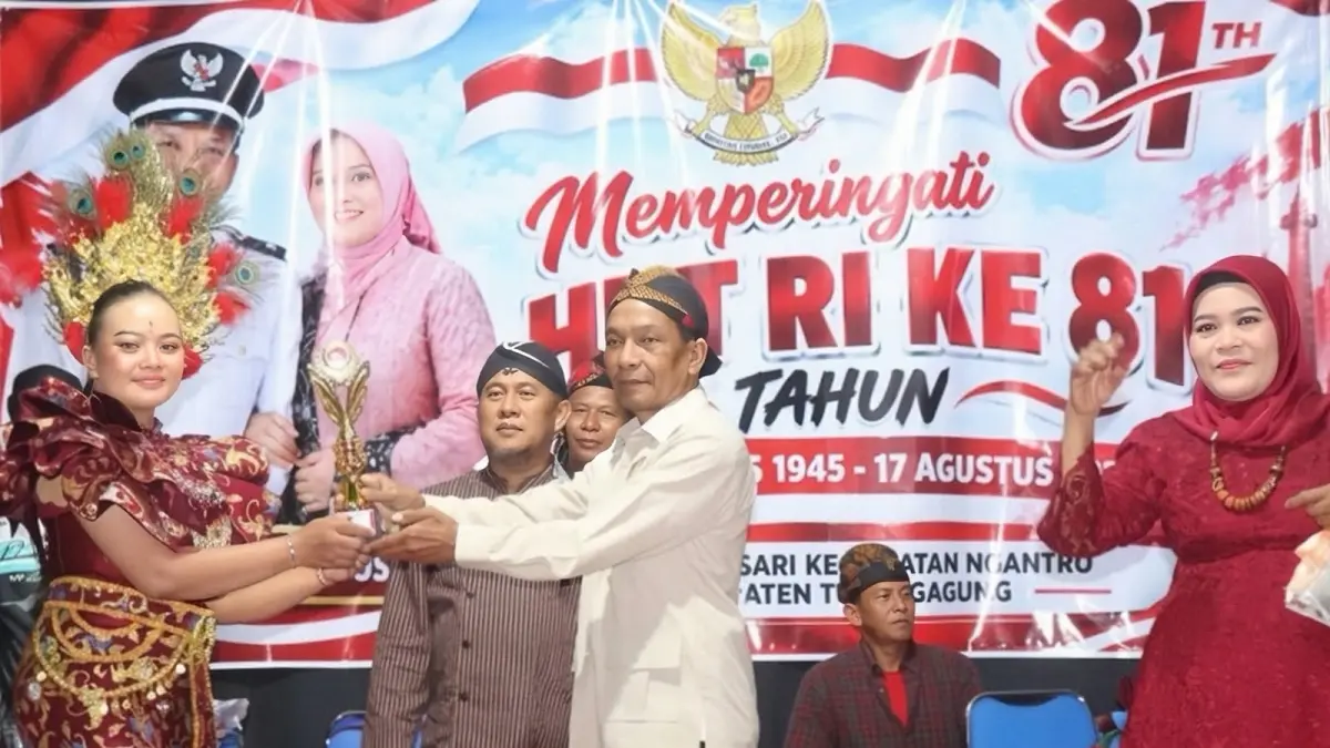Kepala Desa Bendosari Munarto menyerahkan piala penghargaan kepada perwakilan tim karnaval Bendosari pada Sabtu (26/09/2026) malam.