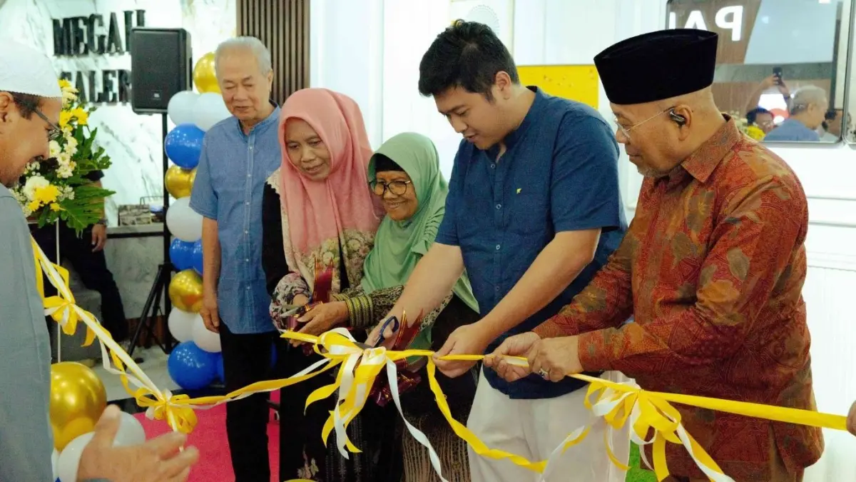 Potong pita oleh Denny Setyo Wibowo, Direktur/CEO Mitra Megah Bangunan Abadi, untuk peresmian Mitra Megah Andalus.