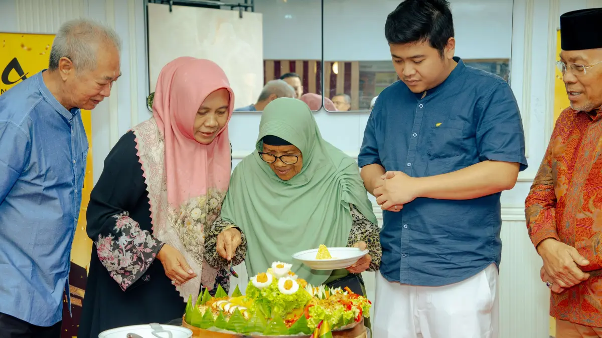 Prosesi potong tumpeng secara simbolis wujud rasa syukur kepada Tuhan Yang Maha Esa serta doa bersama dalam menandai momen Grand Opening Mitra Megah Andalus.