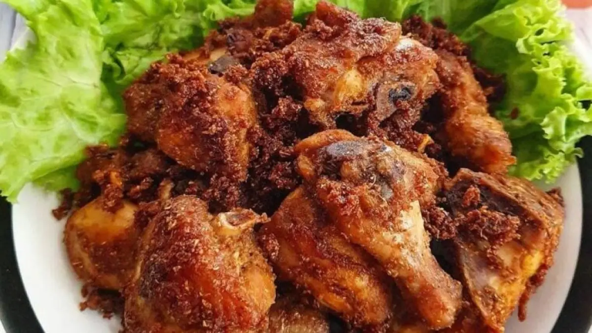 Resep ayam goreng ketumbar bawang dengan bumbu ketumbar, daun jeruk dan bawang putih. Marinasi minimal 1 jam agar gurih dan crispy (Pinterest).