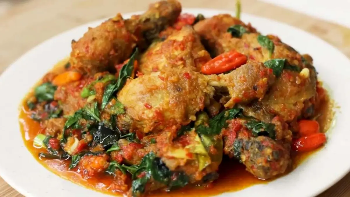 Resep ayam woku Chef Juna dengan bumbu kuning pedas dan harum. Simak cara membuat woku paste serta teknik memasak ayam agar bumbunya meresap (Pinterest).