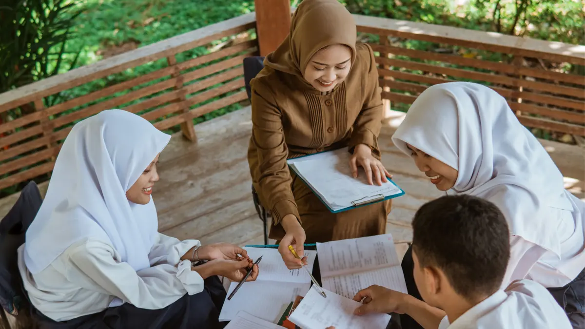 Juknis TPG 2026 mengubah jadwal pencairan menjadi bulanan. Simak batas sinkronisasi Dapodik, penerbitan SKTP, dan aturan terbaru (Pinterest).