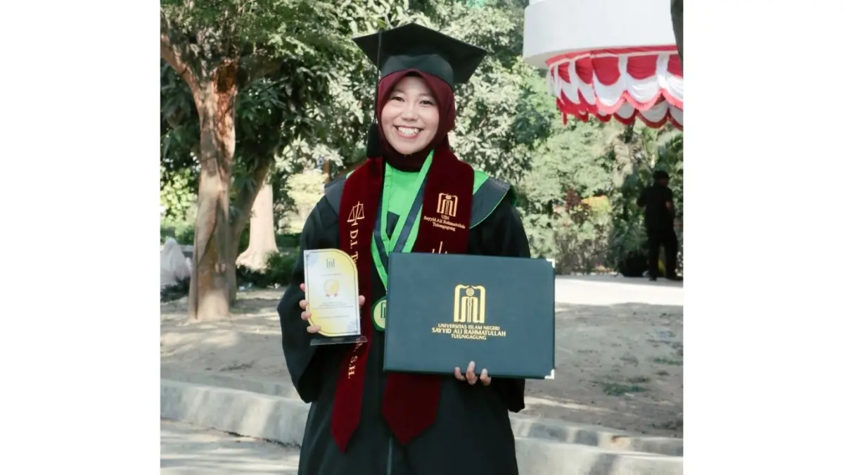 Wisudawan Terbaik UIN Tulungagung Dewi Isna Tsamrotul Fikriyah membagi waktu antara kuliah, organisasi, kompetisi, dan kegiatan sosial.