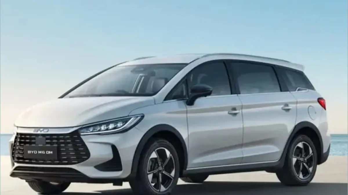 BYD M6 DMI Superior punya EV hingga 100 km, ADAS, fast charging, dan tujuh kursi untuk keluarga serta rental.