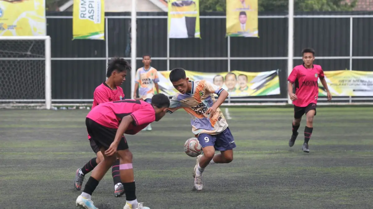 Pemain SMA Taruna Dra Zulaeha (kostum ungu) melepaskan tendangan yang diblok penggawa SMAN 1 Grati. SMAN Taruna menang dengan skor akhir 2-1. Foto kanan, SMKN 1 Grati melaju ke babak delapan besar setelah mengalahkan SMKN 1 Nguling dengan skor 5-4.(MUKHAMMAD ZUBAIDILLAH/RADAR BROMO)