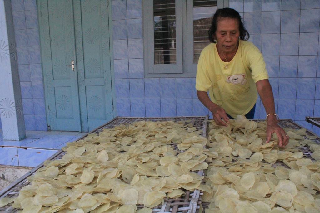 emping-melinjo-pertahankan-cara-tradisional-tetap-jaga-kualitas