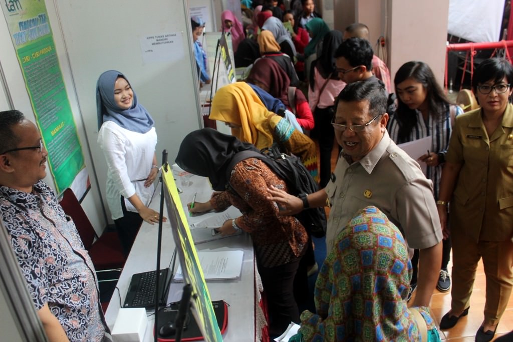 ribuan-pencari-kerja-serbu-job-fair-2017