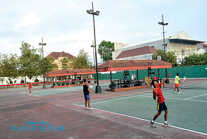 lapangan-tenis-dan-futsal-agung-blitar-luas-dan-nyaman-untuk-olahraga