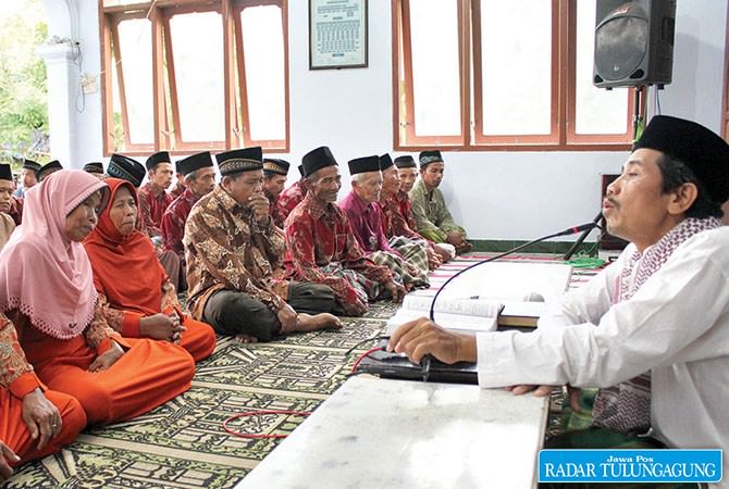 manula-di-dusun-karangsari-ngaji-kitab-kuning-tafsir-jalalain