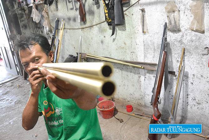 hasyim-asyari-perajin-popor-sekaligus-reparator-senapan-angin