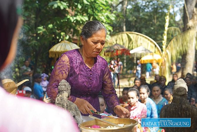 lestarikan-alam-dan-budaya-gelar-upacara-ulur-ulur