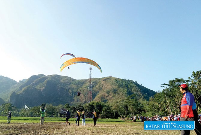 pengalaman-paralayang-di-atas-bukit-tunggangan-kecamatan-durenan