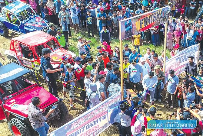 ratusan-penggemar-jip-ramaikan-wisata-gua-ngerit