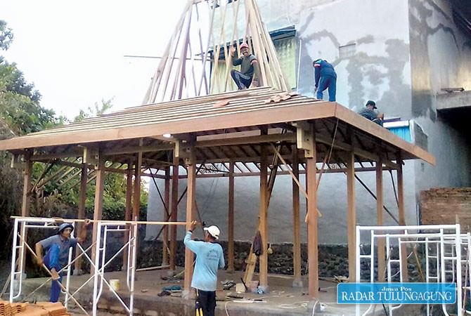 usaha-dedy-firmansyah-berdayakan-warga-kembangan-lewat-joglo-knockdown
